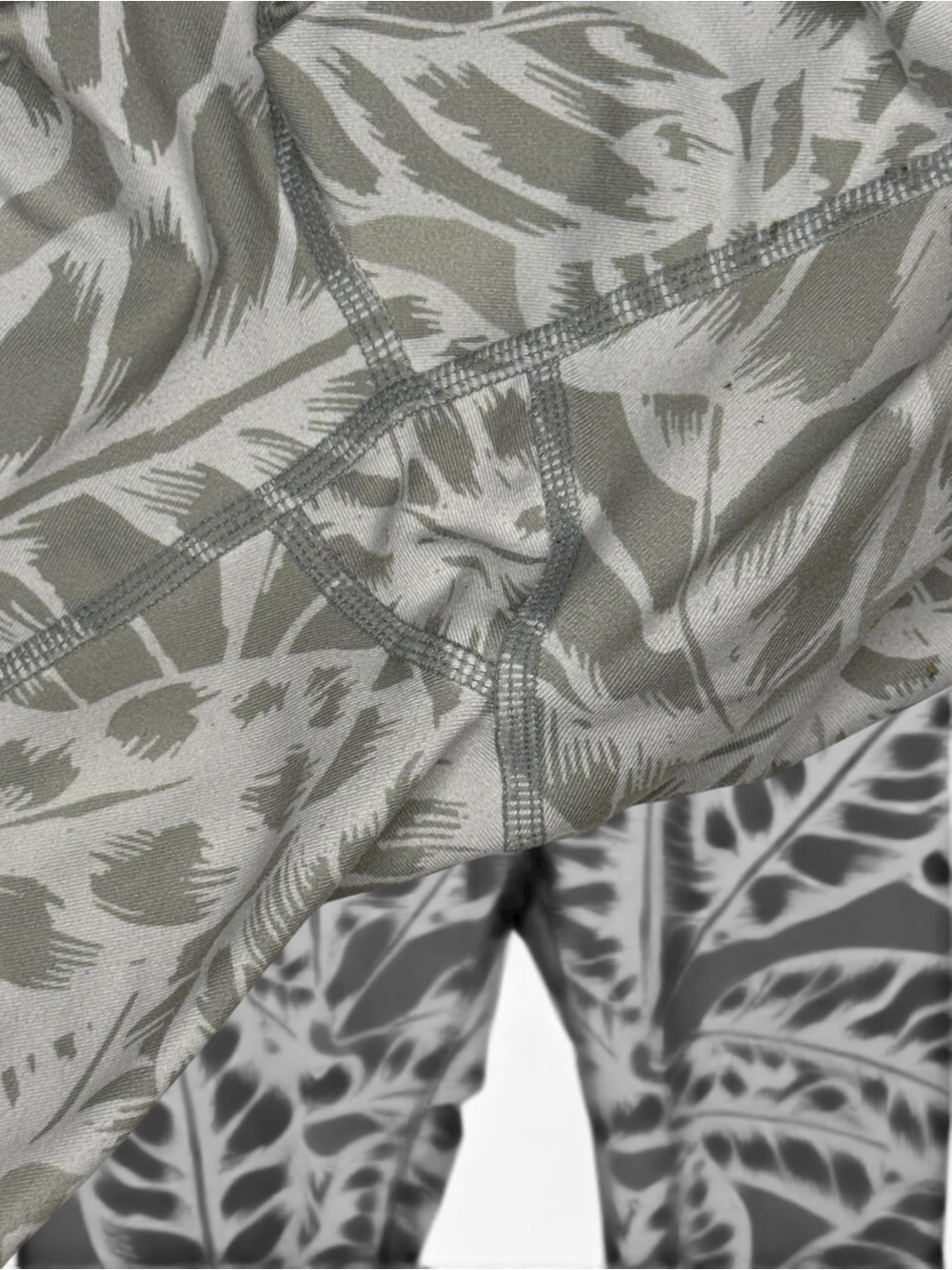 Alo Yoga Palm Springs Air Brushed High Waisted Leggings Size L White Gray Prints - Picture 6 of 11